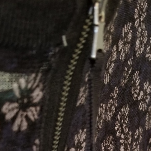 Dressy long sleeeve, light weight, knit top.  EUC - Picture 4 of 7